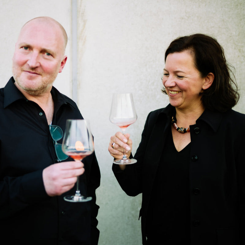 Oliver Schmid und Sabine Harms bei einer Weinverkostung