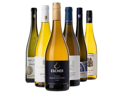 6 Weiweinflaschen stehen im Dreieck hintereinander