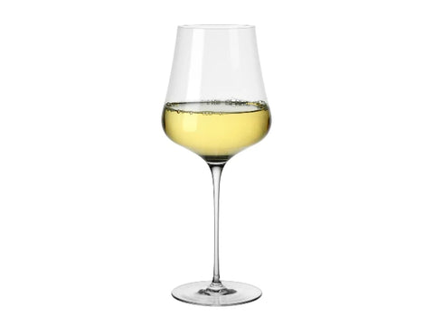 Ein Gabriel Weinglas mit Weißwein gefüllt vor weißem Hintergrund