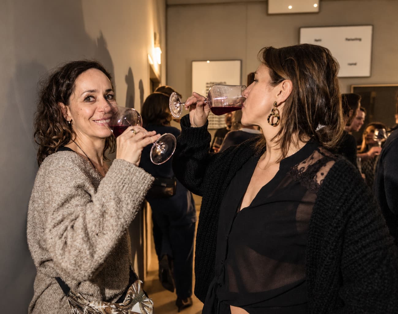 Zwei Frauen genießen gemeinsam ein Glas Rotwein