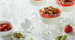 Rhabarber-Erdbeer-Panna-Cotta, Creme-Gelee-Dessert im Glas, selektiver Fokus, weißer Hintergrund