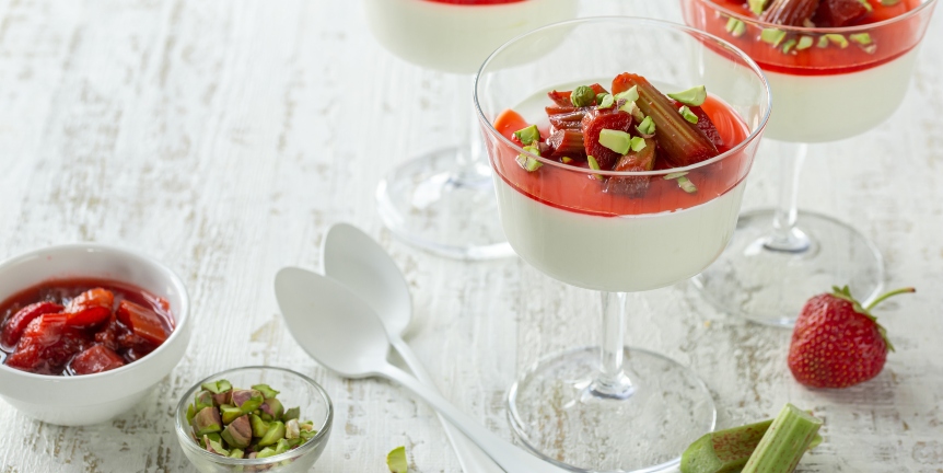 Rhabarber-Erdbeer-Panna-Cotta, Creme-Gelee-Dessert im Glas, selektiver Fokus, weißer Hintergrund