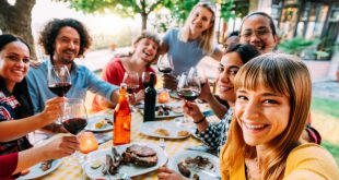 Gruppe glücklicher Freunde, die Selfie beim BBQ-Dinner im Freien im Gartenrestaurant machen - Gemischtrassige junge Leute, die Essen essen und Spaß bei der Grillparty im Hinterhof haben - Jugend- und Freundschaftskonzept