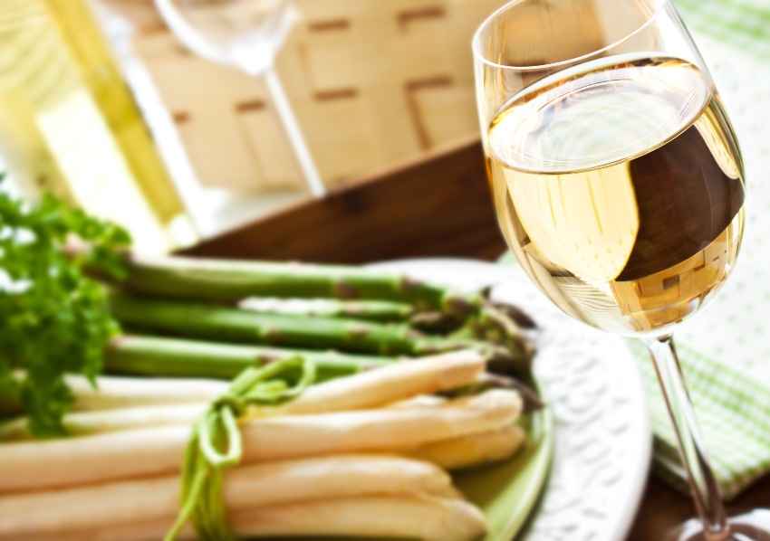 Weißer Wein mit Spargel im Bund 