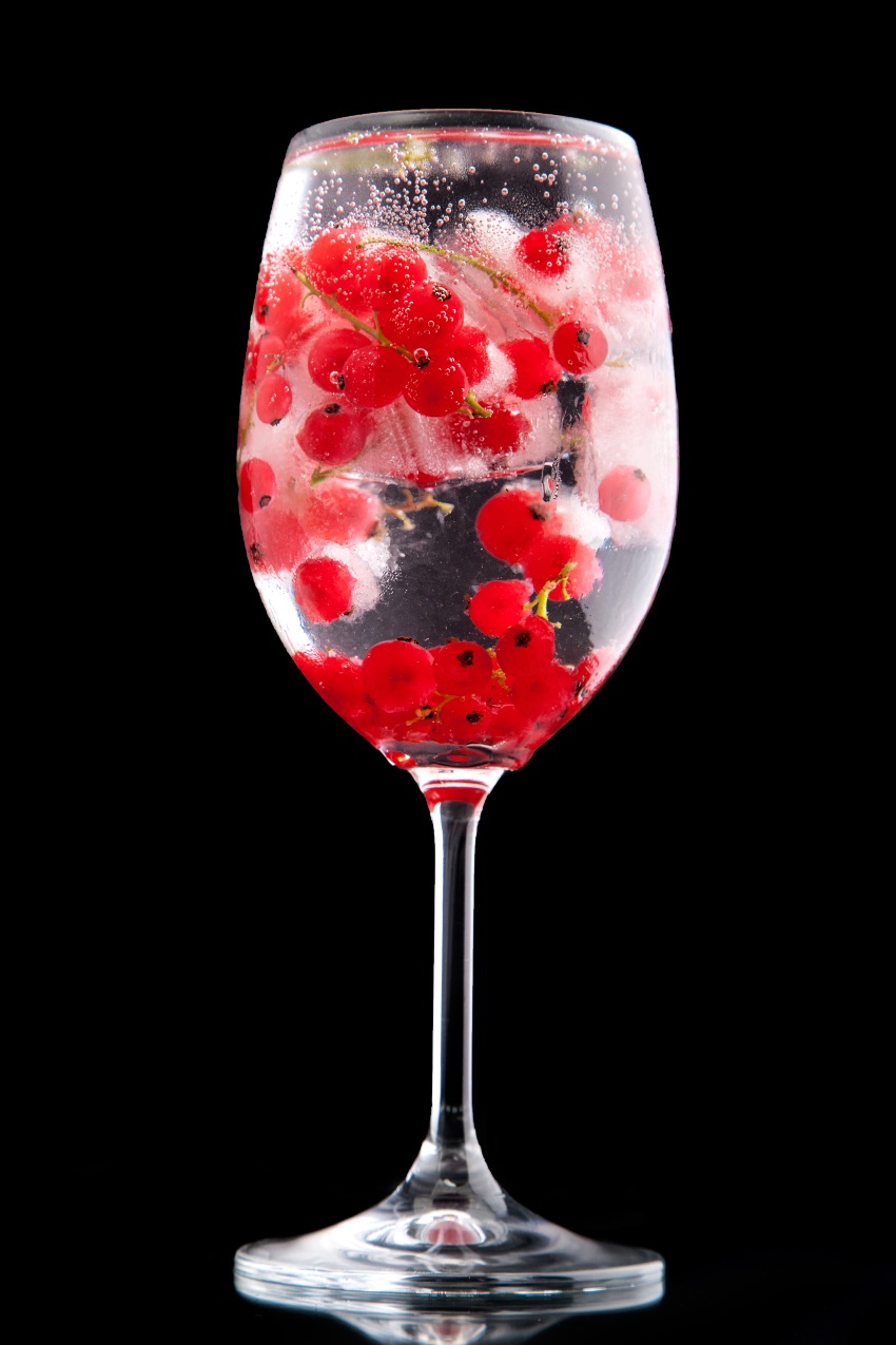 Rote Johannisbeere, nützlich zum Servieren, Sommer - Moscato d'Asti 