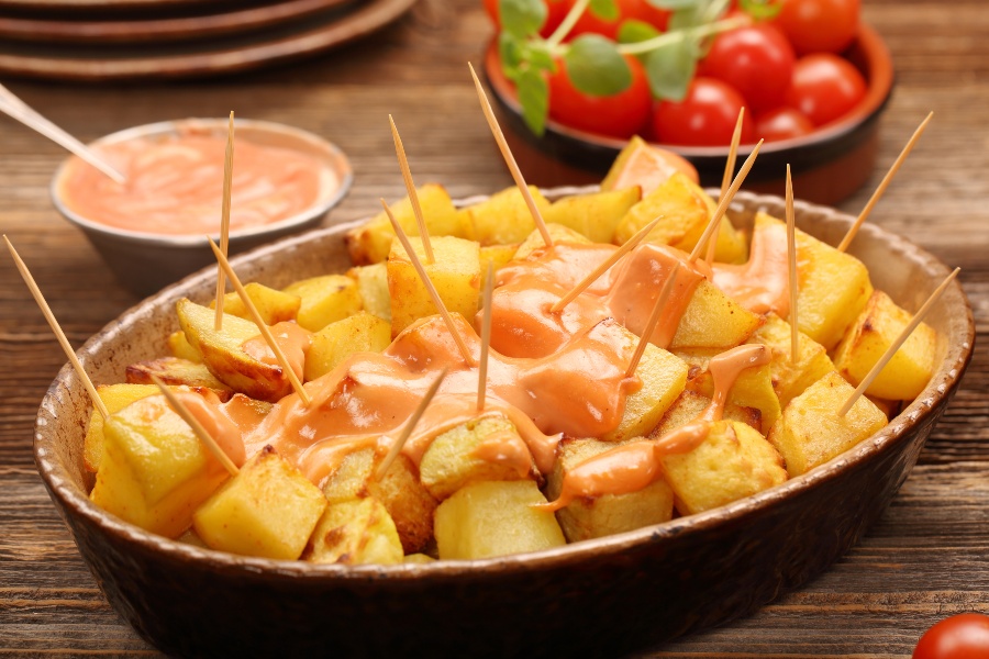 Patatas bravas, köstliche frittierte Kartoffelwürfel - Tapasabend veranstalten