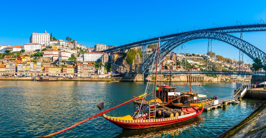 Boot transportiert Wein im Hafen von Porto