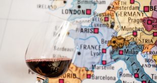 Rotweinglas vor Europakarte - Weinkultur in Europa