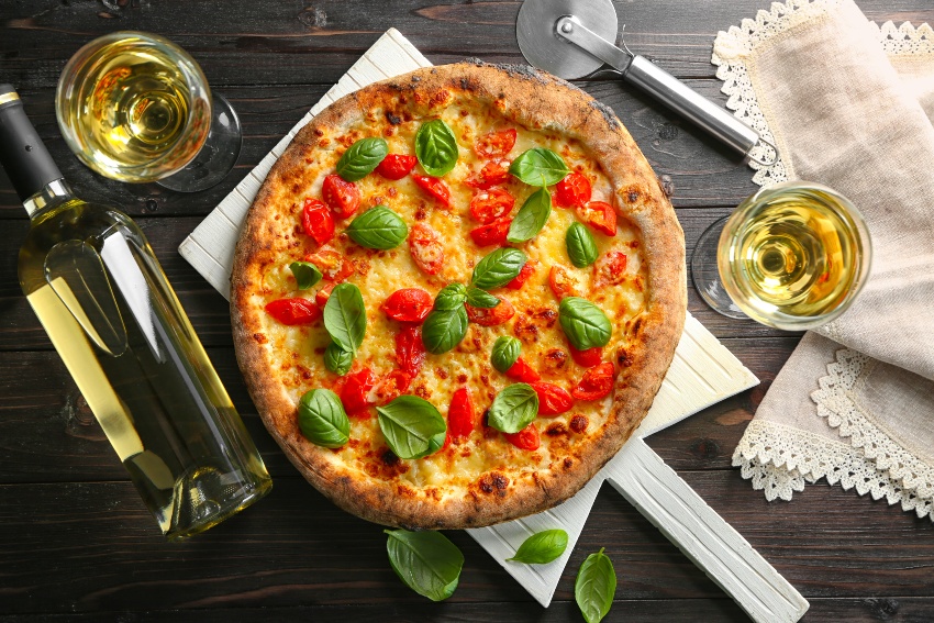 Pizza-Margherita-mit-Weisswein