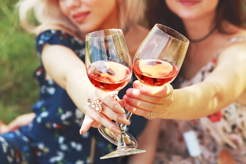 2 Frauen mit Roséwein - Der perfekte Sommerwein