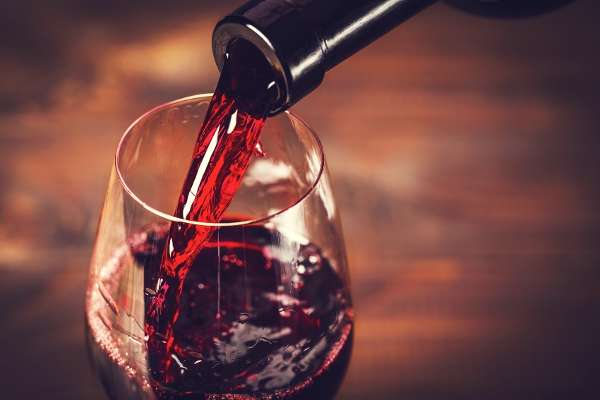 Rotwein witd ins Glas geschuettet